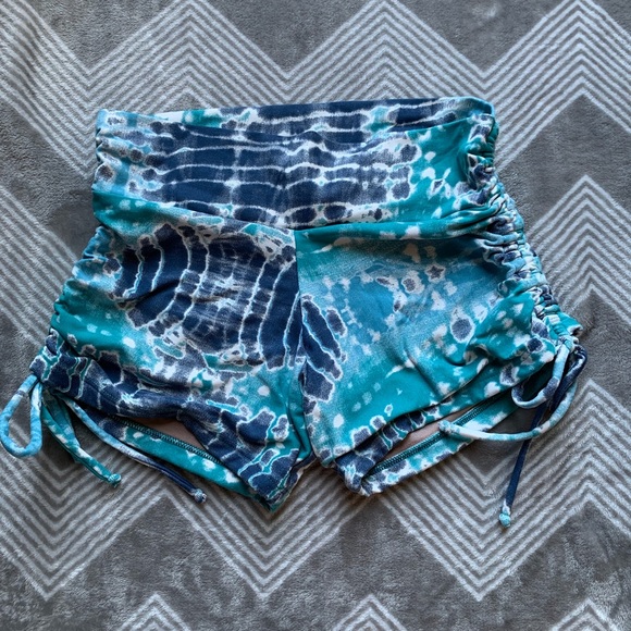 liquido yoga shorts